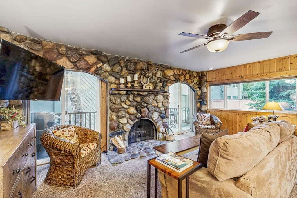 Inviting condo with fireplace, patio, & hot tub - walk to River Run lifts