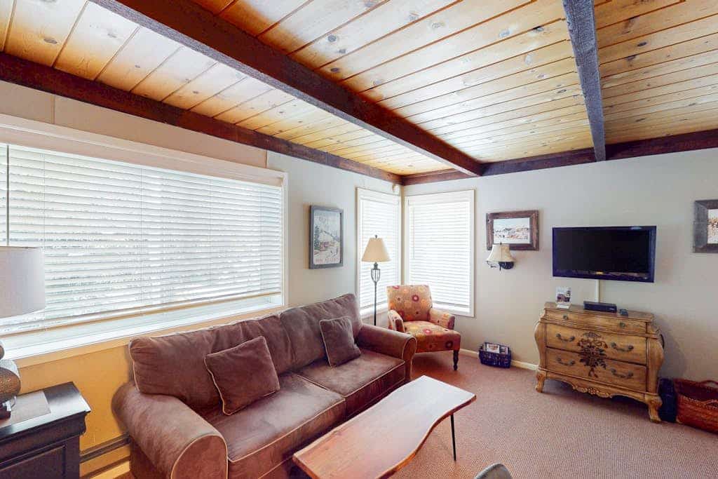 Delightful studio with WiFi & washer/dryer - minutes to downtown, near skiing