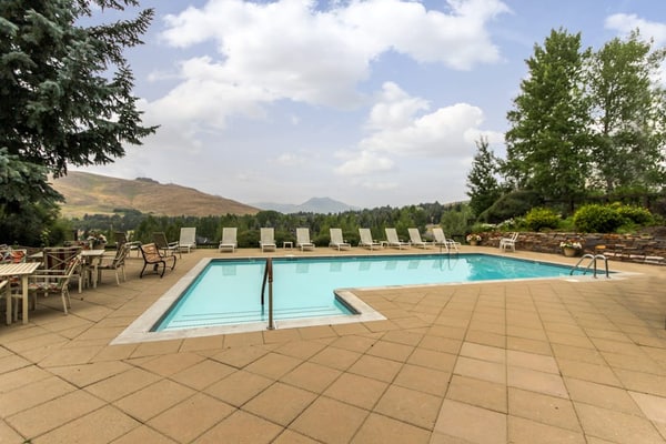 Lovely condo w/ beautiful views & shared pool/hot tub/tennis/golf