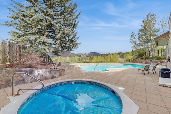 Lovely condo w/ beautiful views & shared pool/hot tub/tennis/golf