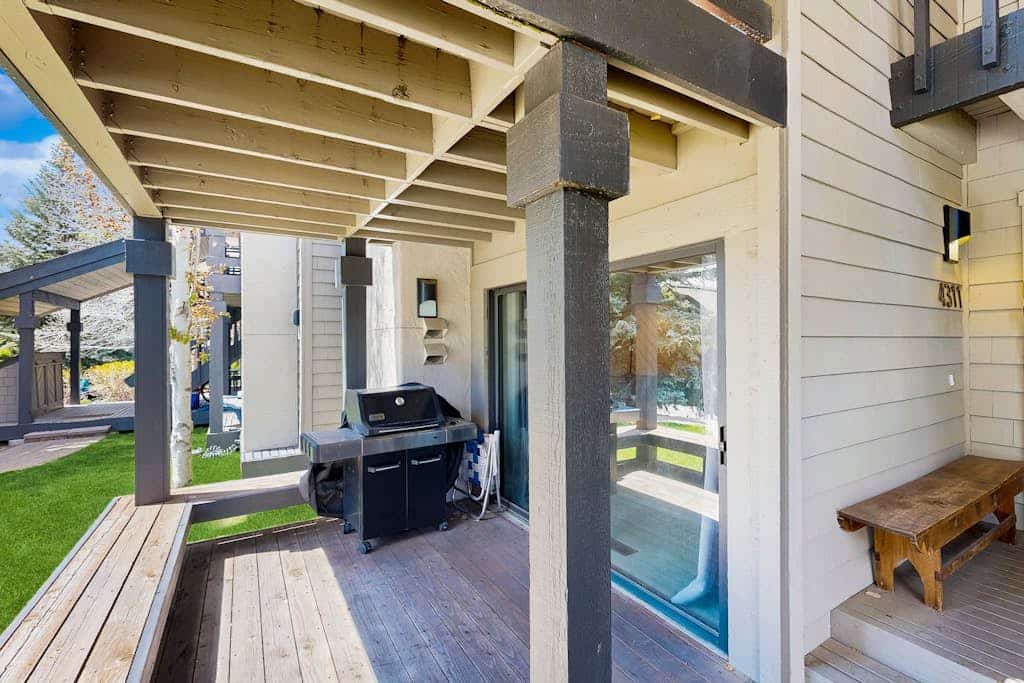 Condo with deck, fireplace, full kitchen, and mudroom area