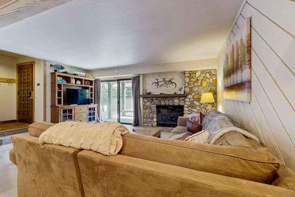 Condo with deck, fireplace, full kitchen, and mudroom area