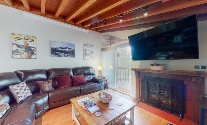 Perfect Mountain Gem Near Town & Slopes W/ Free WiFi, Balcony & Shared Pool