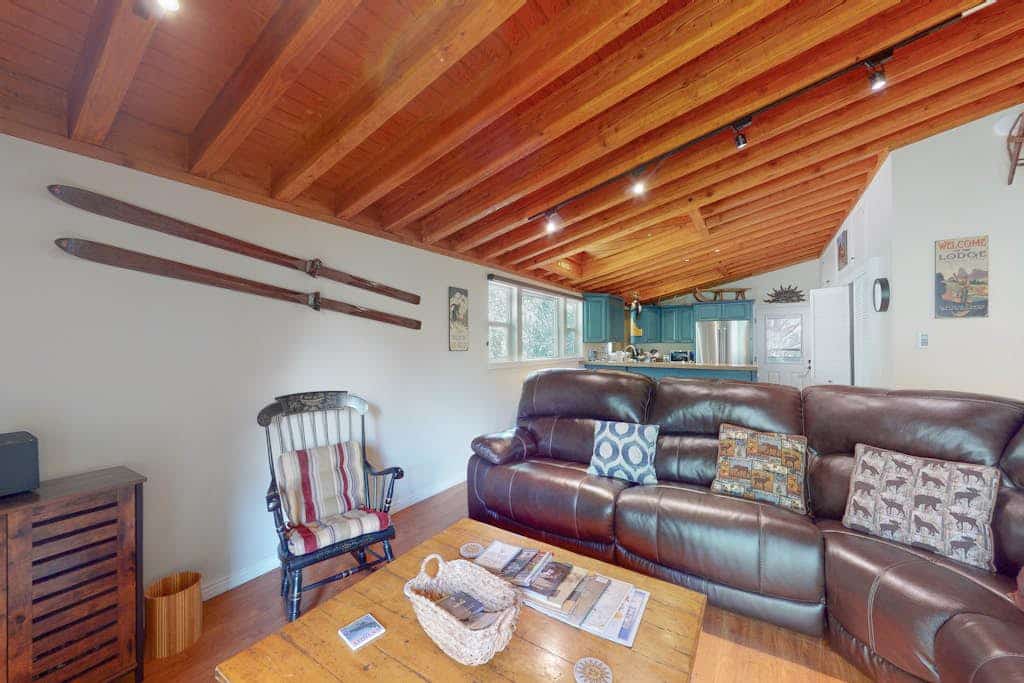 Perfect Mountain Gem Near Town & Slopes W/ Free WiFi, Balcony & Shared Pool