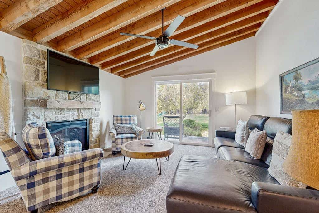 Lovely home with mountainview, fireplace, tennis, skiing, & washer/dryer