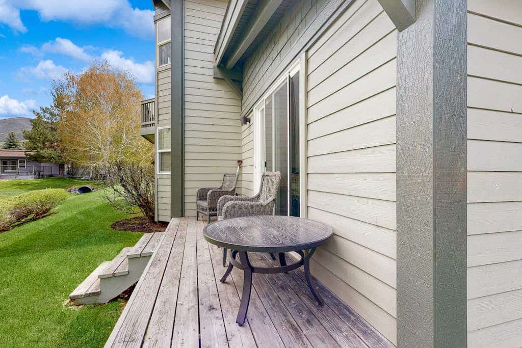 Lovely home with mountainview, fireplace, tennis, skiing, & washer/dryer