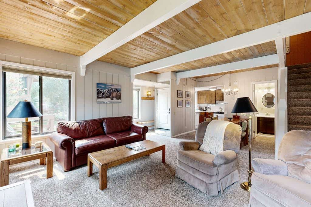 Charming condo with WiFi, deck, fireplace, shared pool, hot-tub, and sauna