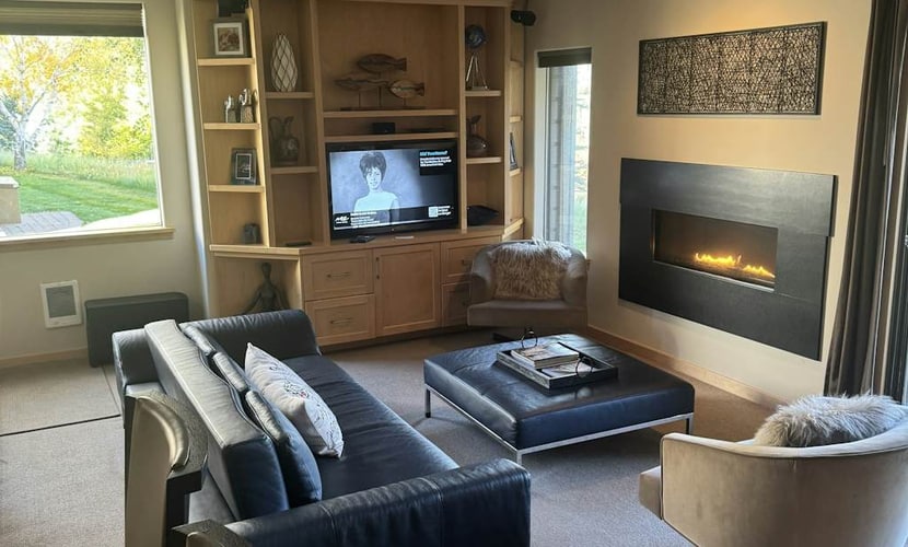 Cozy ski condo with patio, fireplace, WiFi, shared pool & hot tub, walk to lifts