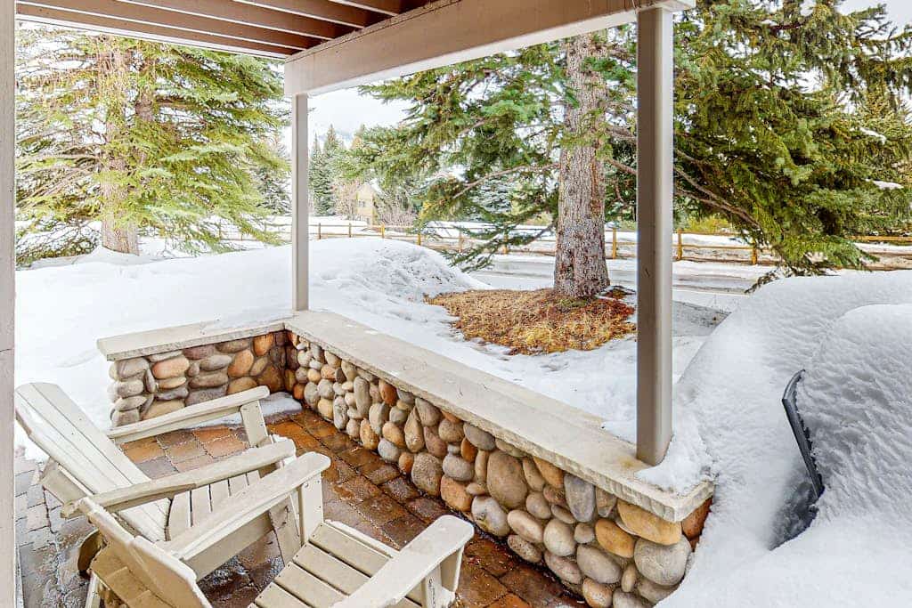 Cozy ski condo with patio, fireplace, WiFi, shared pool & hot tub, walk to lifts