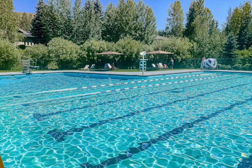 Golf Course Condo - dog friendly w/ community pool, hot tub & tennis courts