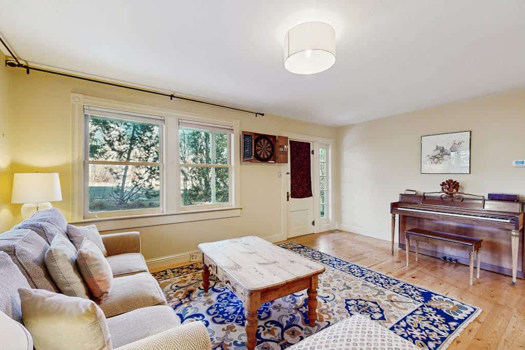 Timeless Vintage home across from park, walk to river and downtown Hailey, wifi
