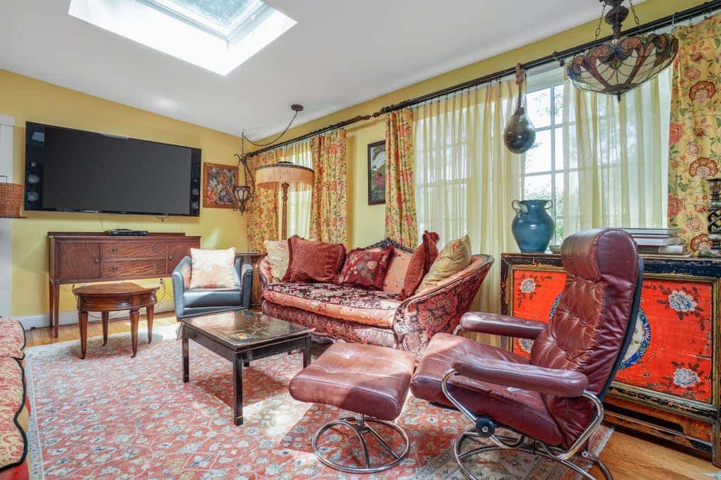Quaint getaway with full kitchen and lush yard - close to the beach and downtown