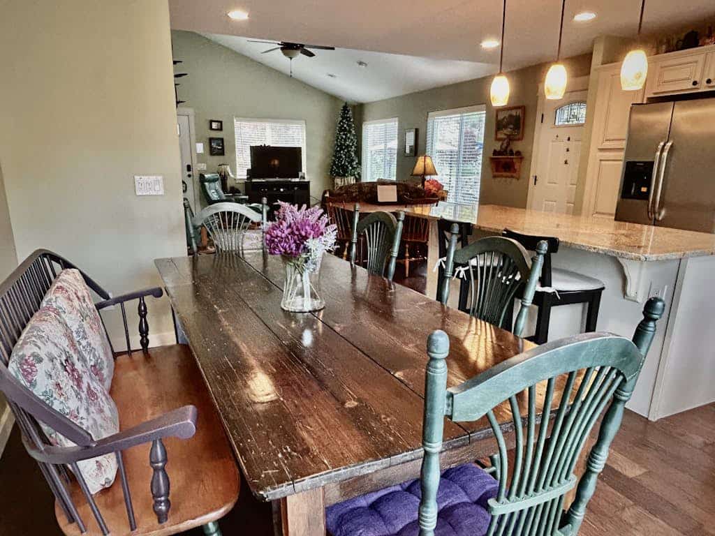Spacious 2-Story Close to Lake-Marina-Fishing; 3 dogs-A/C-Mountain View