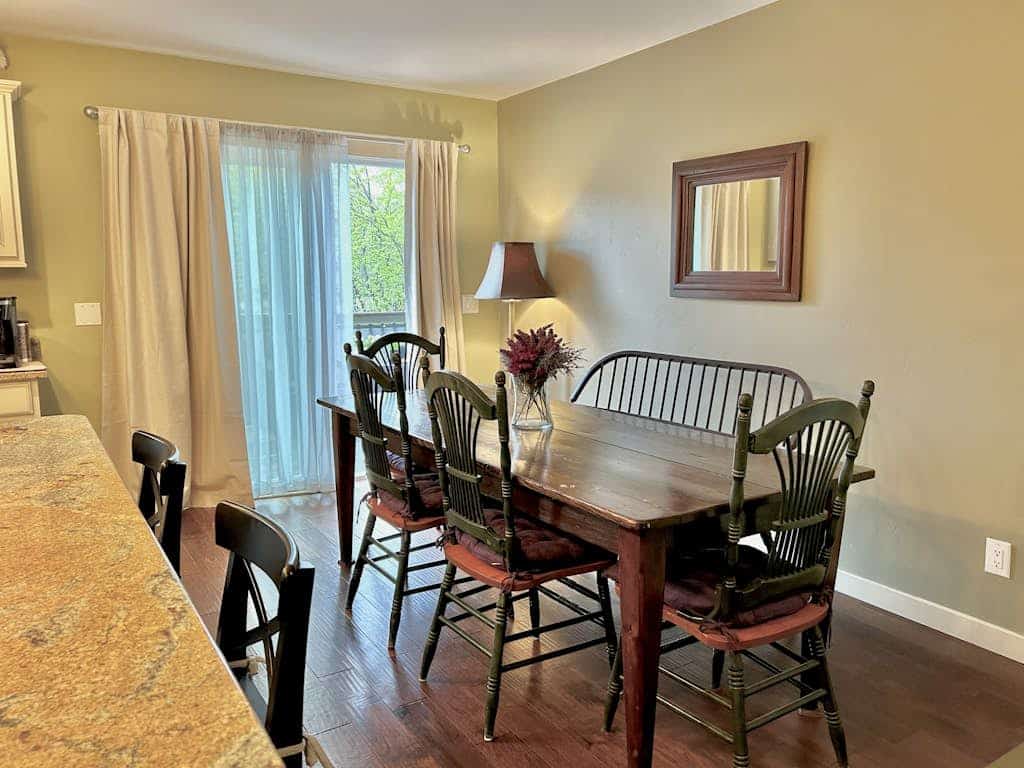 Spacious 2-Story Close to Lake-Marina-Fishing; 3 dogs-A/C-Mountain View