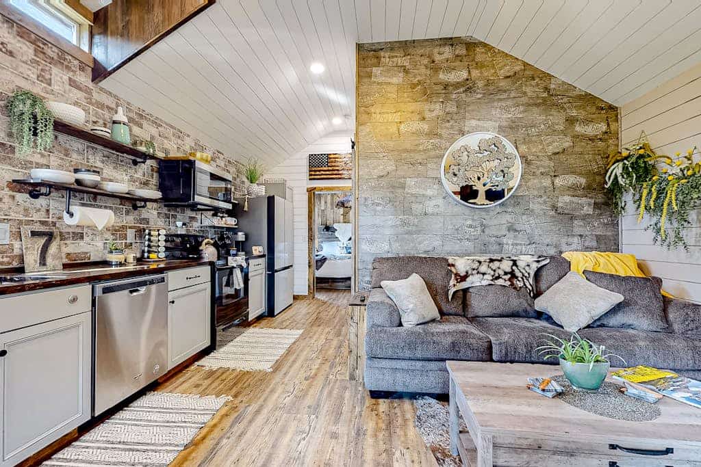 Rustic getaway with fireplace, patio area, board games, full kitchen, & TV