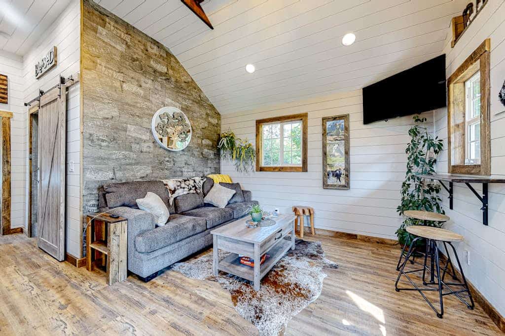 Rustic getaway with fireplace, patio area, board games, full kitchen, & TV