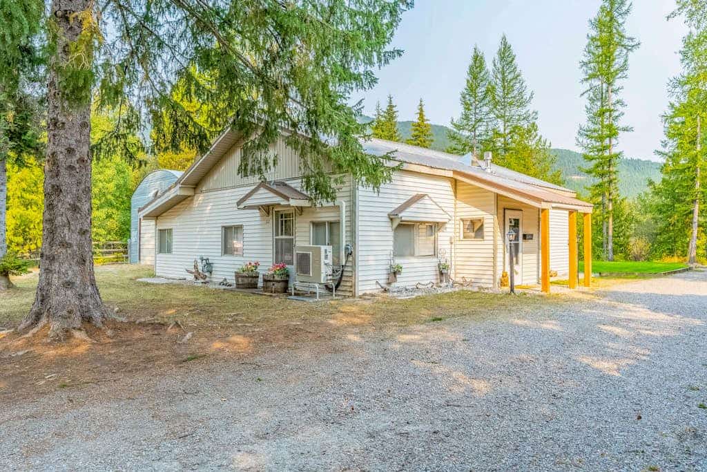 Charming riverfront house near Glacier with firepit, grill & mountain view