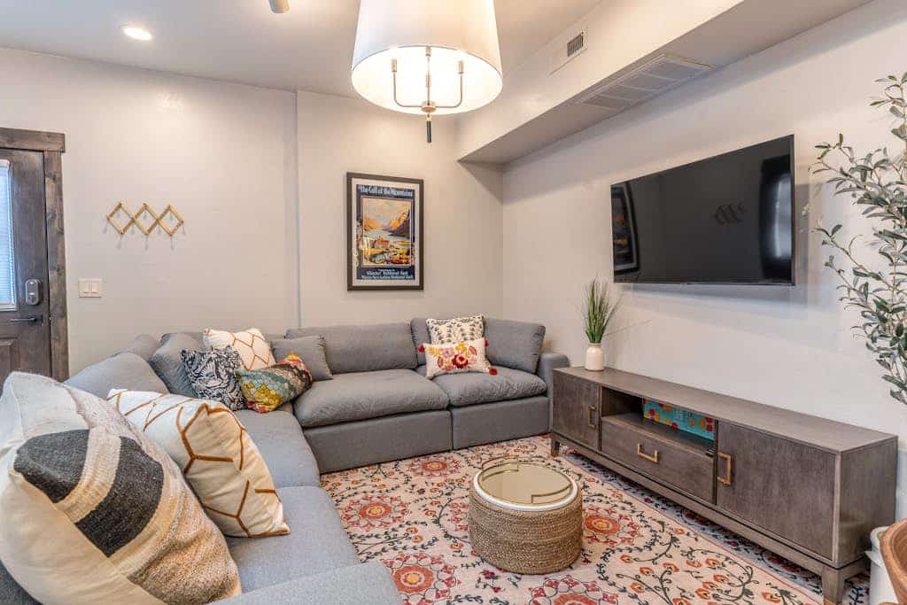 Dog-friendly downtown condo - large balcony, fast WiFi, updated interior & W/D