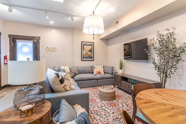 Dog-friendly downtown condo - large balcony, fast WiFi, updated interior & W/D