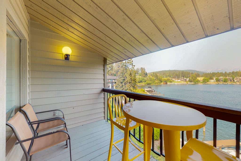 Lakefront condo with balcony, stunning views, fast WiFi & W/D