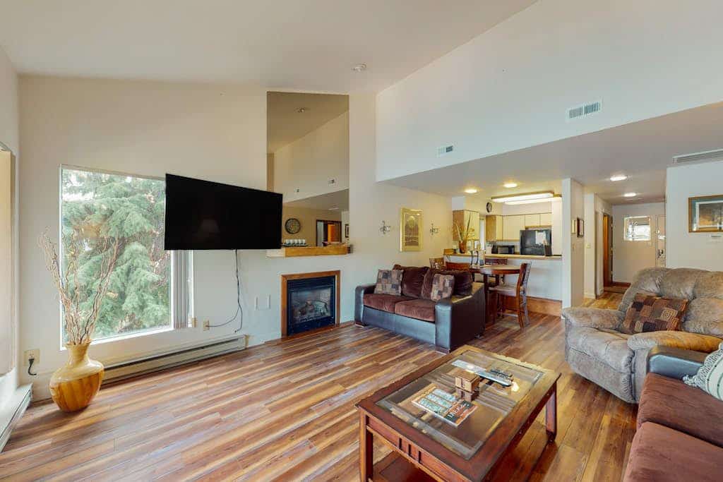 Lakefront condo with balcony, stunning views, fast WiFi & W/D