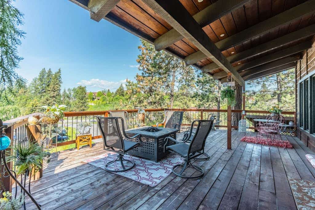 Lake & mountain view retreat with washer/dryer, & furnished deck