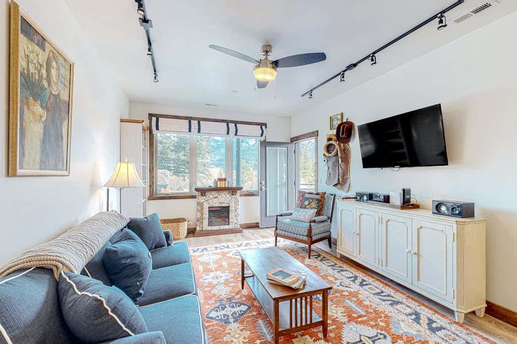 Sparkling Glacier - Suite 202