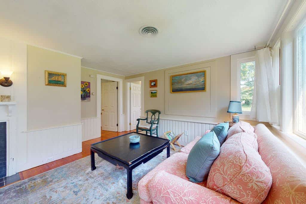 Inviting oceanfront cottage with fireplace, beach access, kayaks, & W/D