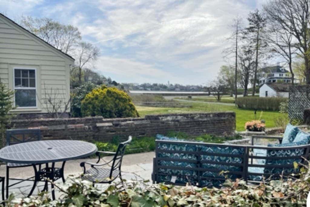 Garden Cottage By The Sea
