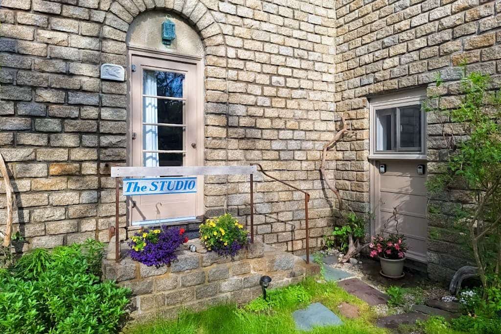 Artistic guest suite with beautiful outdoor spaces, walk to town & beaches
