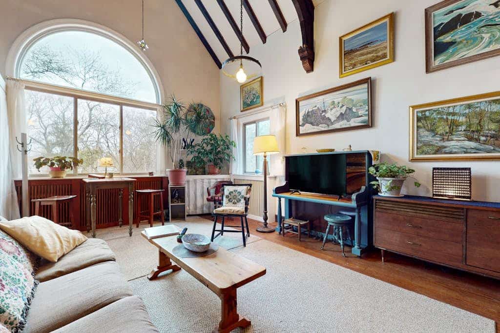 Artistic guest suite with beautiful outdoor spaces, walk to town & beaches