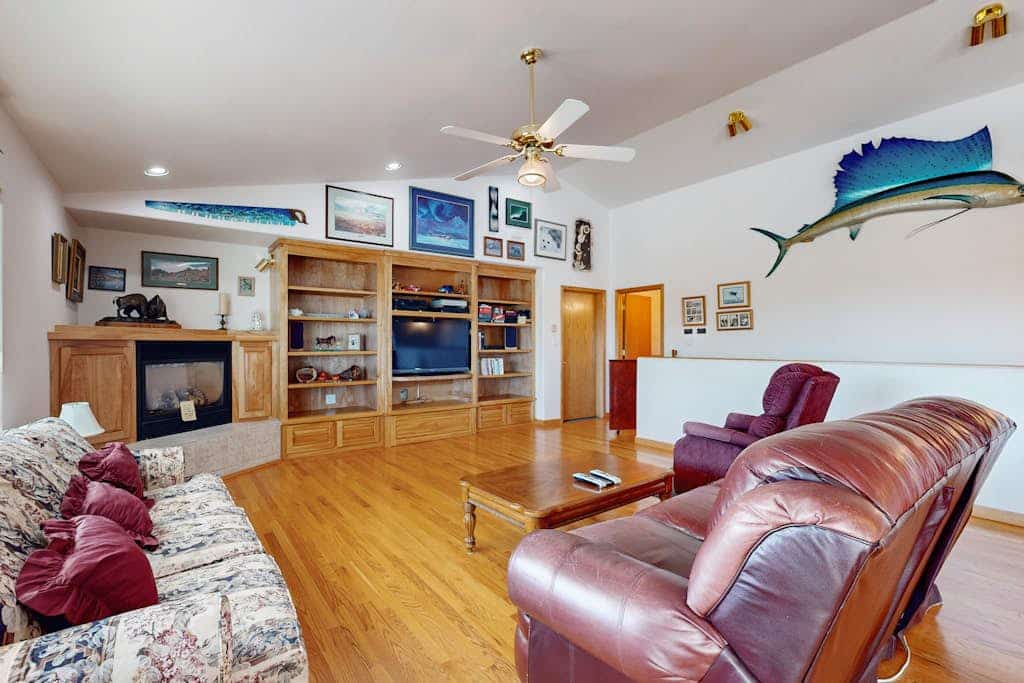 Spacious home with pool table, WiFi, patio - close proximity to Flathead Lake