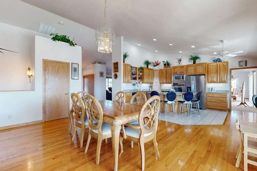 Spacious home with pool table, WiFi, patio - close proximity to Flathead Lake