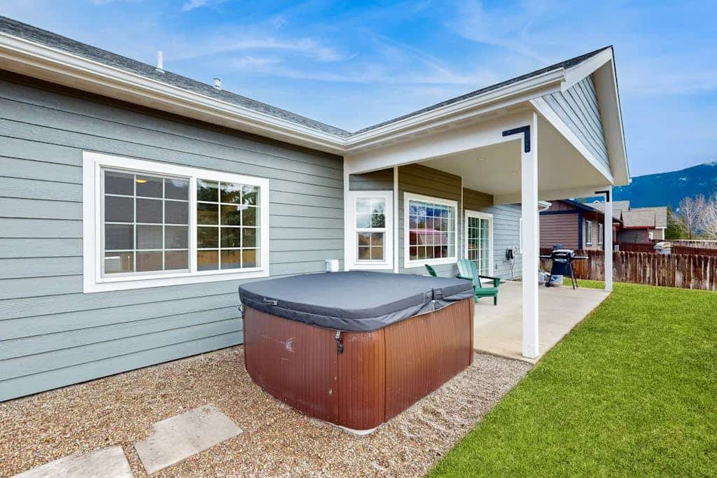 Beautifully furnished home with hot tub, gas fireplace, soaking tub, & fire pit