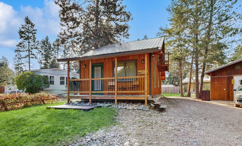 Enjoy two separate cabins, pet friendly, firepit, 5 min to Lake, fly-fishing