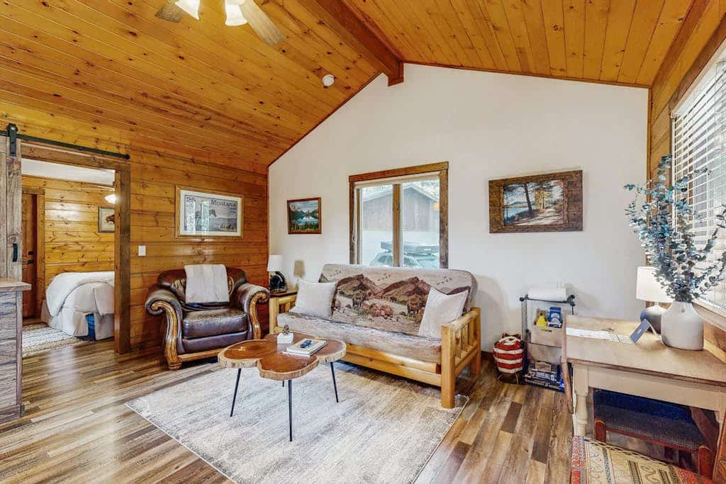 Charming cabin in Big Fork, pet friendly, firepit, 5 min to Lake, fly-fishing