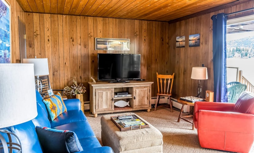 Lakefront condo near ski resort with pool, hot tub & nearby beach