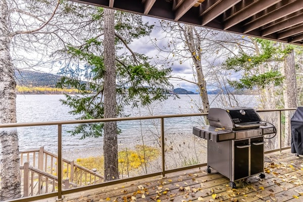 Lakefront condo near ski resort with pool, hot tub & nearby beach