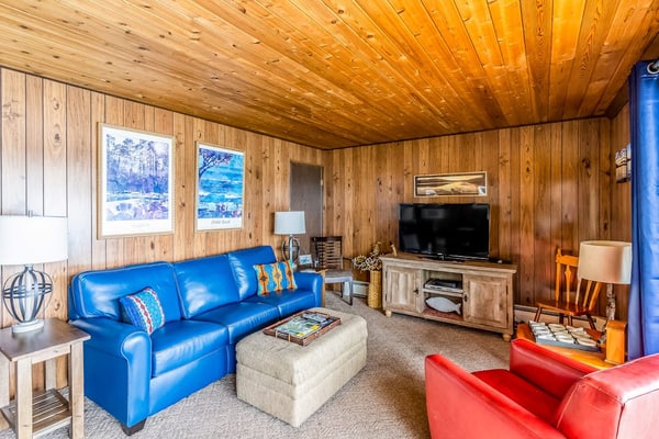 Lakefront condo near ski resort with pool, hot tub & nearby beach
