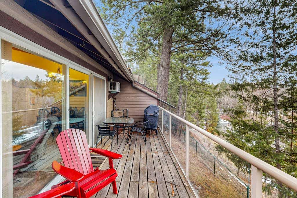 Dog-friendly condo with lake view, hot tub & pool - near beach access