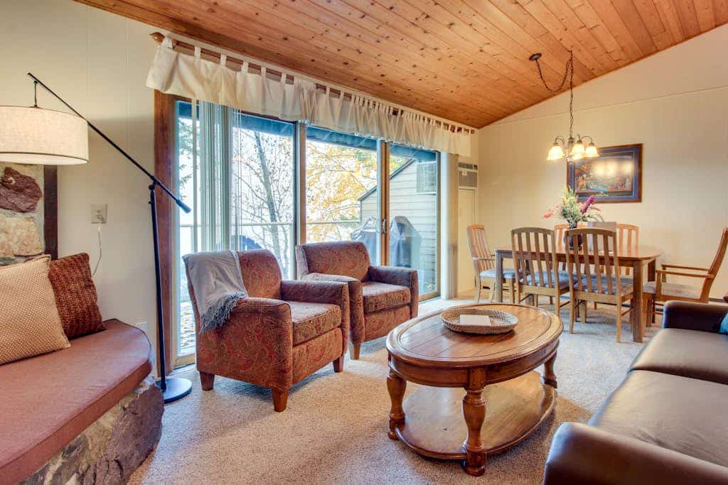 Lakeside condo with pool, hot tub, sauna & beach access