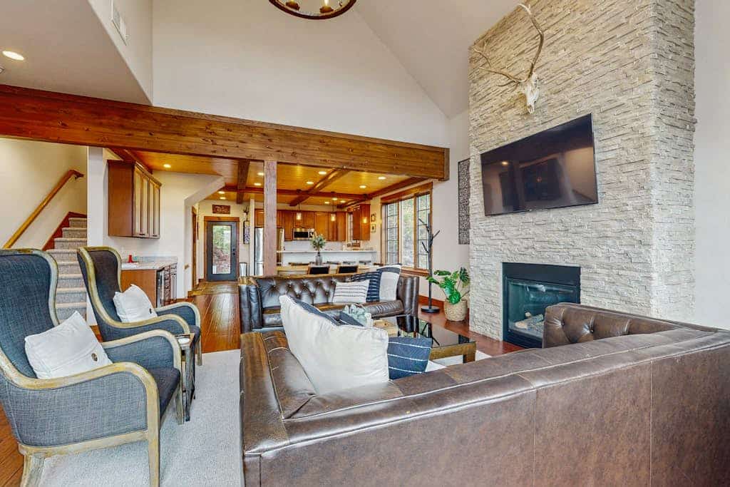Luxury Townhome in Big Sky – Walk to Town Center, Hot Tub, Views & near slopes!