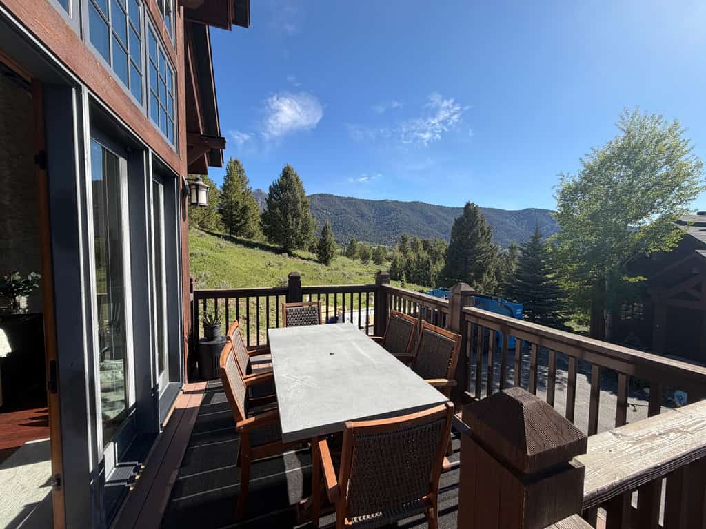 Luxury Townhome in Big Sky – Walk to Town Center, Hot Tub, Views & near slopes!