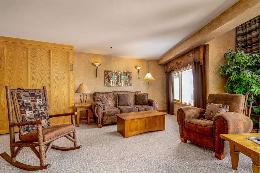 Mountain-view condo with heated hot tub, pool, sauna & easy access to slopes