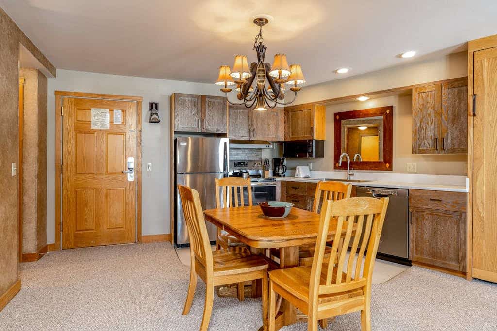 Mountain-view condo with heated hot tub, pool, sauna & easy access to slopes