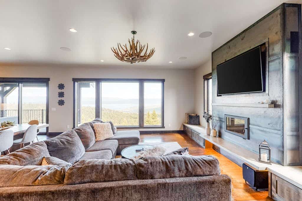 Gorgeous lake-view cabin with game room & fireplaces - near Blacktail Mountain