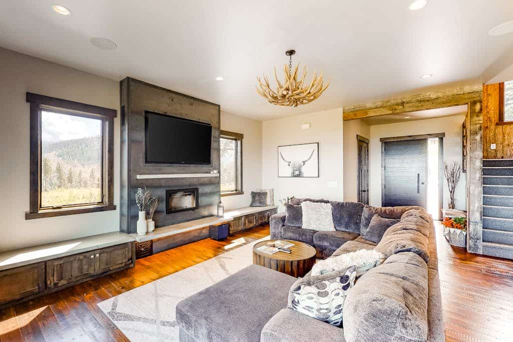 Gorgeous lake-view cabin with game room & fireplaces - near Blacktail Mountain