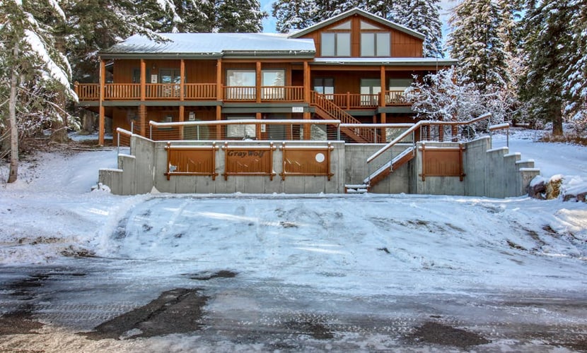 Mountain condo w/ gas fireplace & views - within walking distance to ski resort