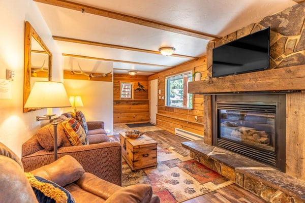 Mountain condo w/ gas fireplace & views - within walking distance to ski resort