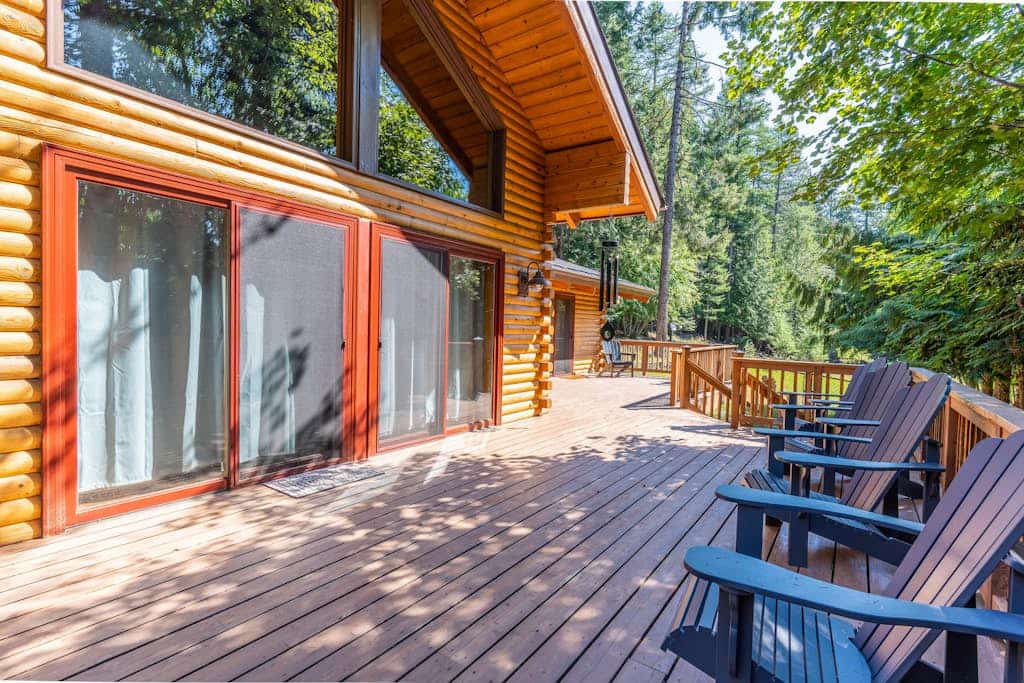 Secluded lodge w/ spacious deck, wood-burning stove, full kitchen, & free WiFi